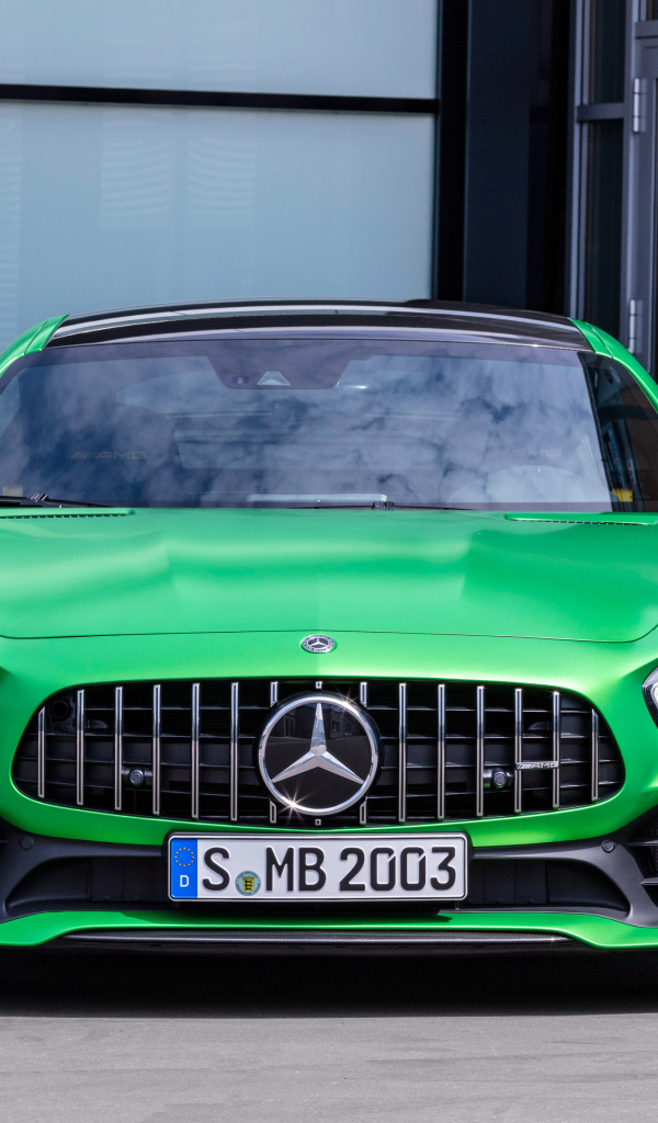 Зеленый автомобиль Mercedes-AMG GT R 2019 года вид спереди