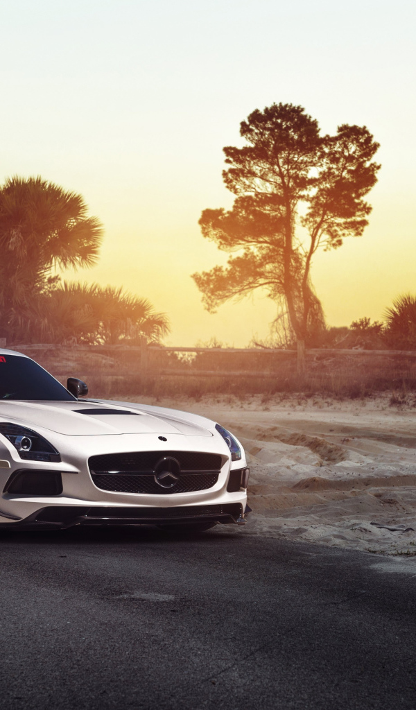 Автомобиль Mercedes-Benz SLS на фоне заката