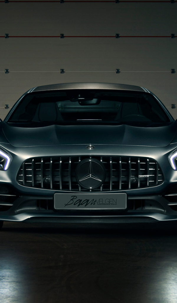 Серебристый автомобиль Mercedes-AMG GT R ADV1 вид спереди