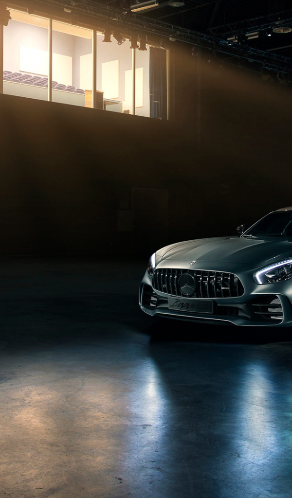 Серебристый автомобиль Mercedes-AMG GT R ADV1 в ангаре 