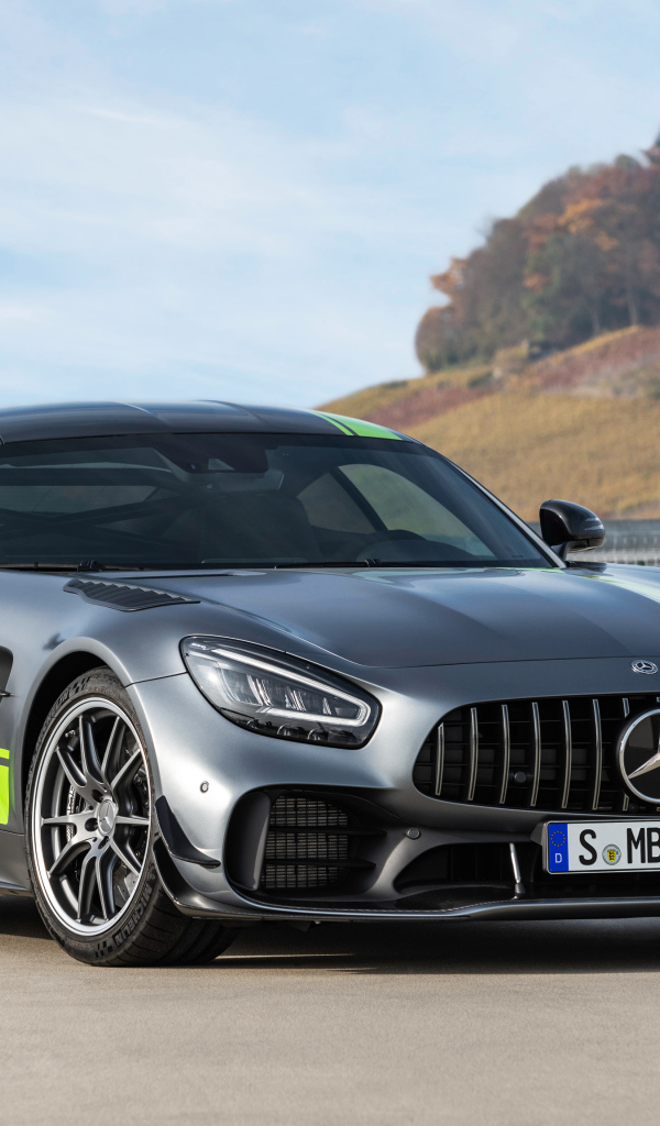 Серебристый автомобиль Mercedes-AMG GT R PRO 2019 года  