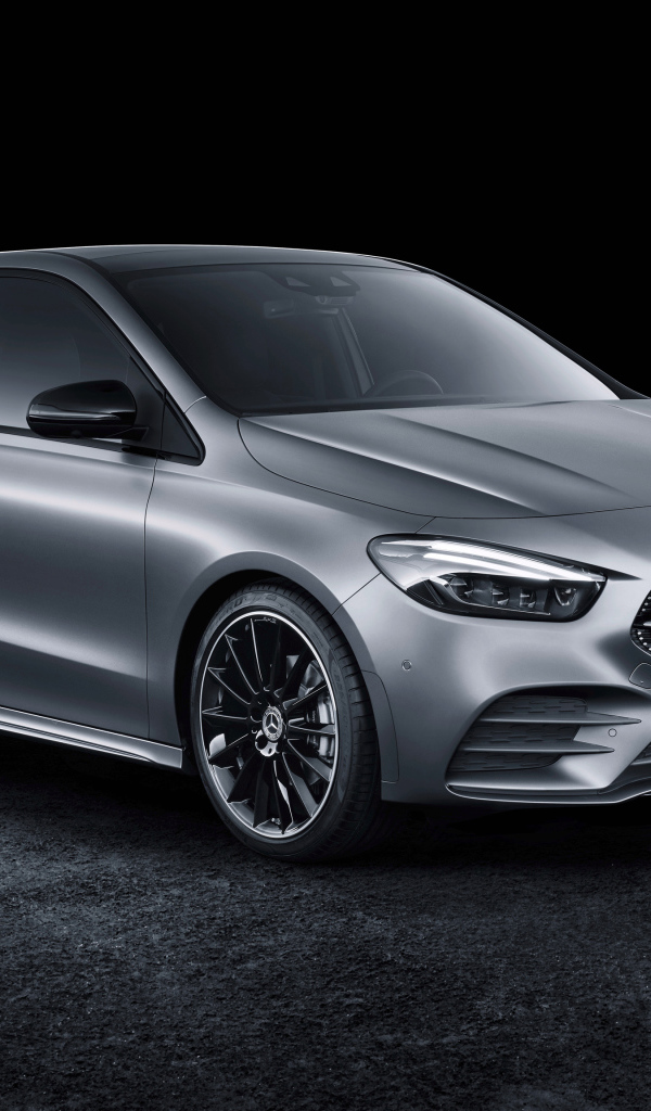 Серебристый автомобиль Mercedes-Benz B-Klasse AMG Line 2019 года 