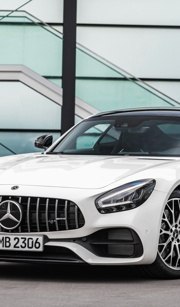 Белый автомобиль Mercedes-AMG GT 2019 года 