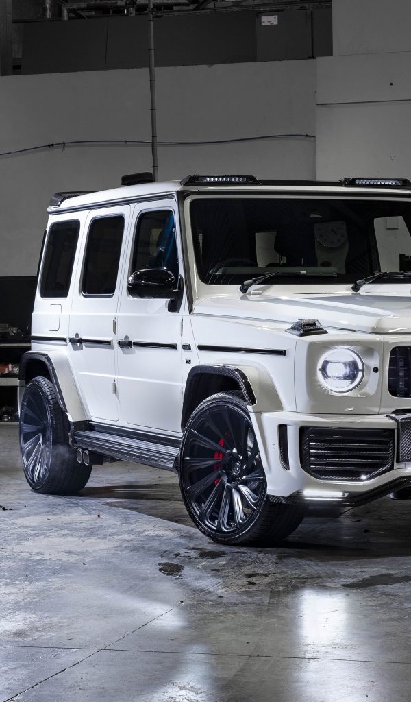 Белый внедорожник Mercedes-AMG G 63,  2019 года в гараже