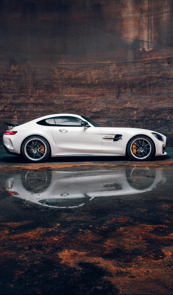 Белый автомобиль Mercedes-AMG GT R у воды