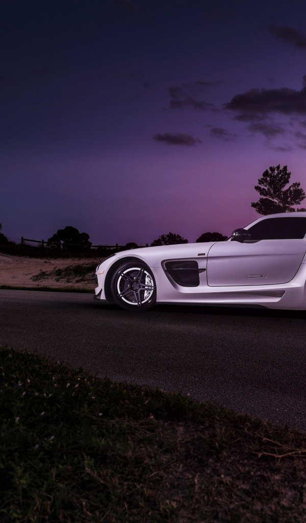 Белый автомобиль Mercedes-Benz SLS  вид сзади