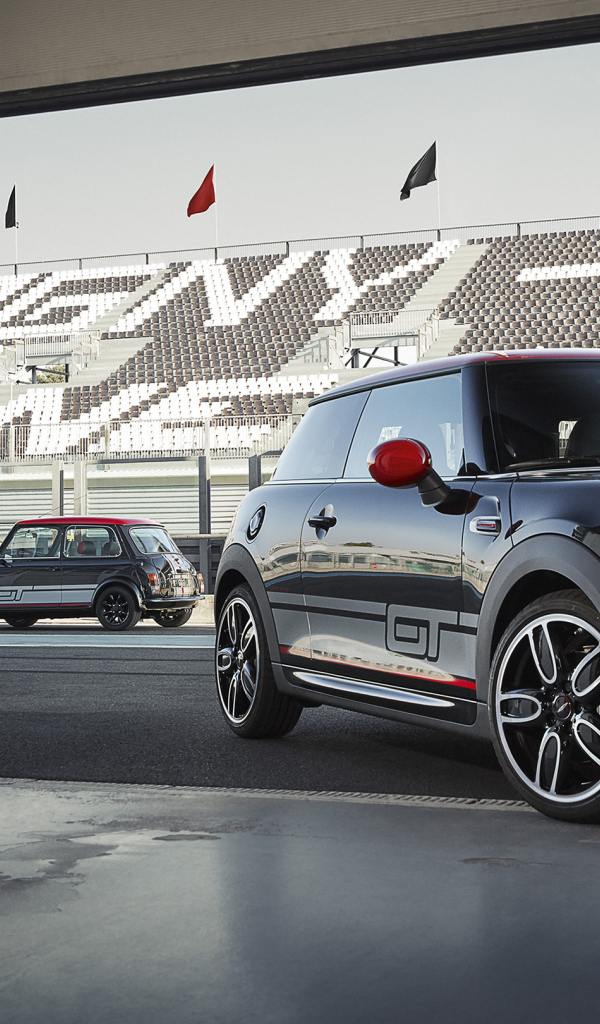 Черный автомобиль MINI Cooper S GT на гоночной трассе