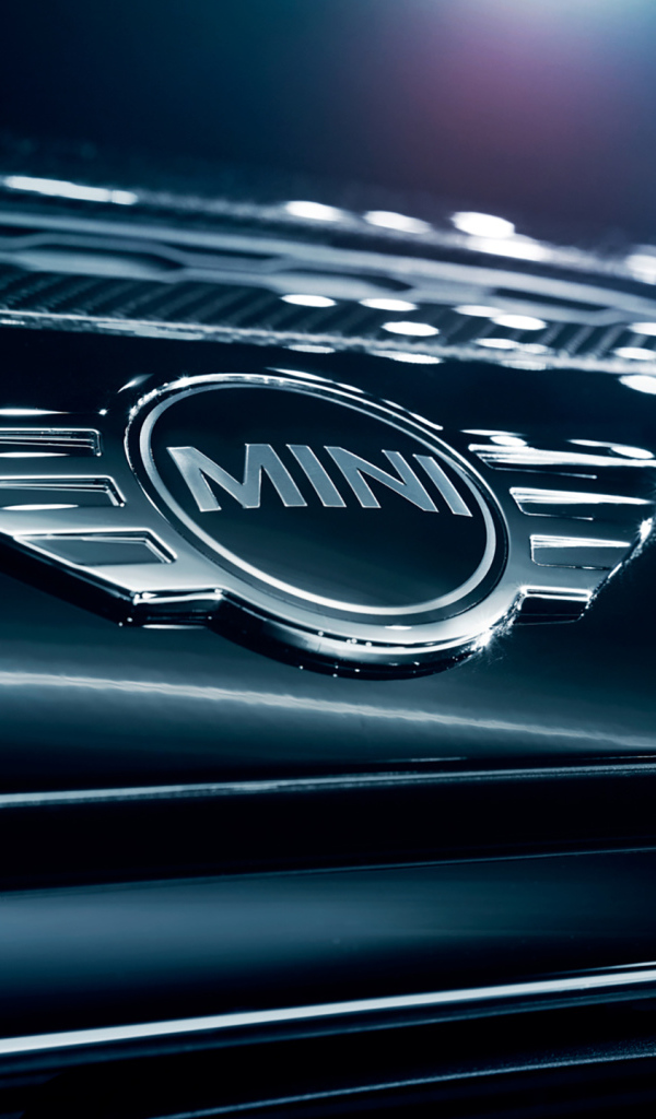Логотип автомобиля MINI LOGO крупным планом