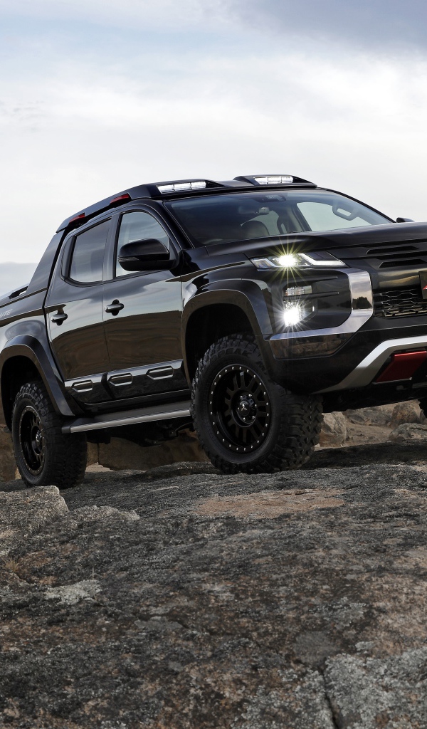 Внедорожник Mitsubishi Triton Absolute 2019 года в горах 