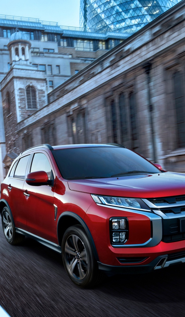 Красный внедорожник Mitsubishi ASX на улице города