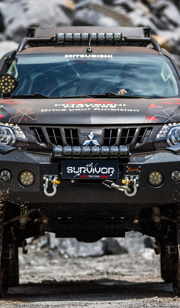 Внедорожник Mitsubishi L200 Triton Survivor 2018 года на фоне гор