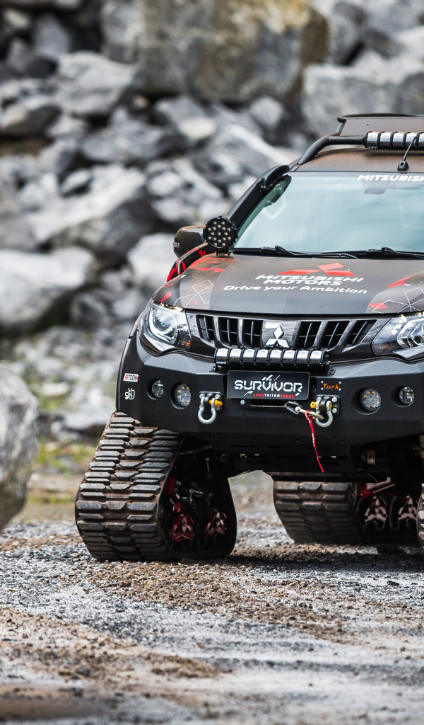 Внедорожник Mitsubishi L200, 2018 года в горах 