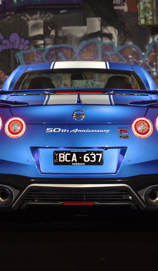 Автомобиль Nissan GT-R 50th Anniversary 2019 года вид сзади