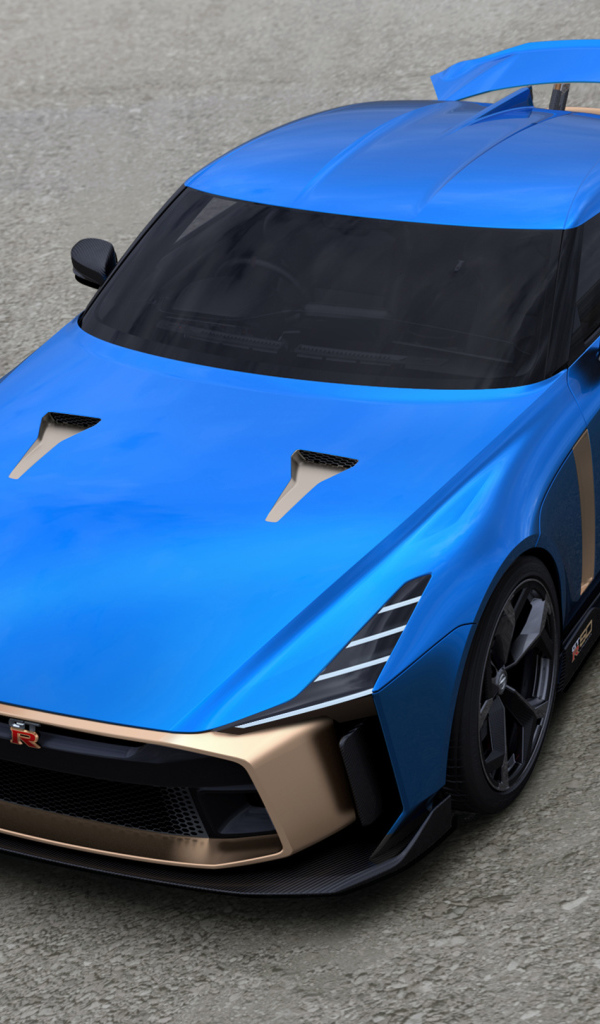 Синий автомобиль Nissan GT-R50 2019 года на сером асфальте