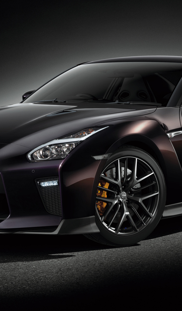 Автомобиль Nissan GT-R Naomi Osaka 2019 на сером фоне