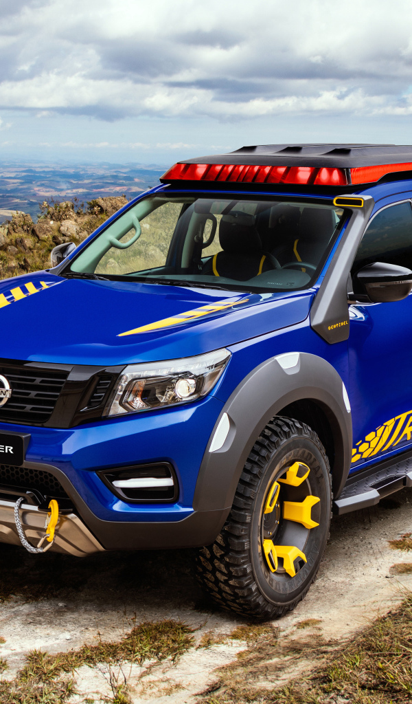 Внедорожник Nissan Frontier Sentinel 2018 года на фоне неба