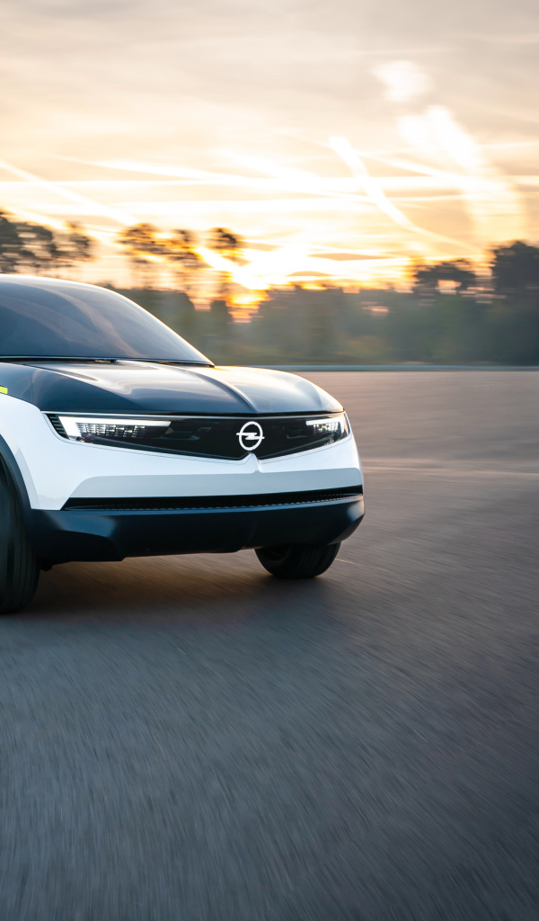 Автомобиль Opel GT X Experimental 2019 года на фоне заката 