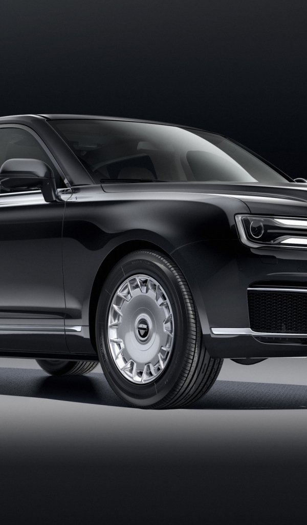 Черный автомобиль Aurus Sena 2018 года на сером фоне