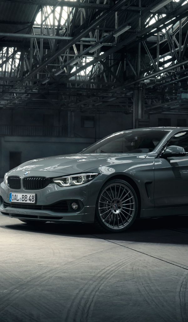 Серебристый автомобиль Alpina B4 S Bi-Turbo Edition 99 в гараже 