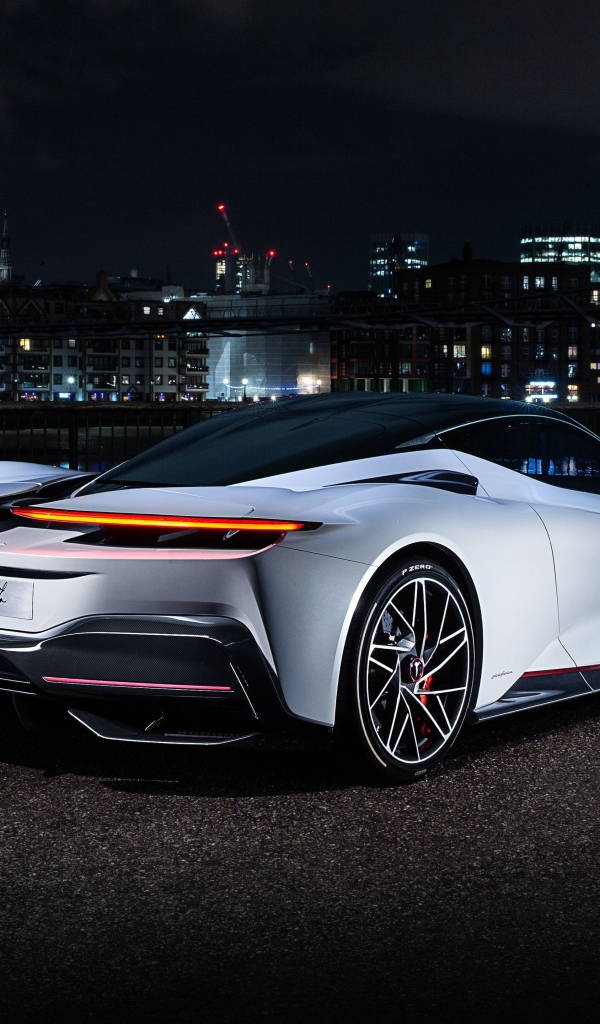 Спортивный автомобиль Pininfarina Battista 2019 года на фоне ночного города