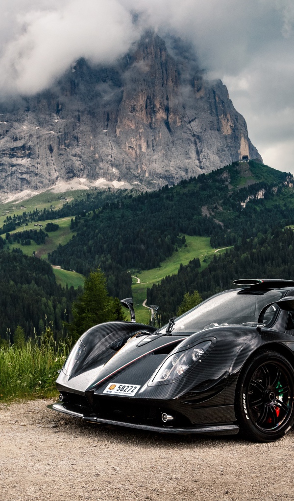 Черный спортивный автомобиль Pagani Zonda на фоне горы