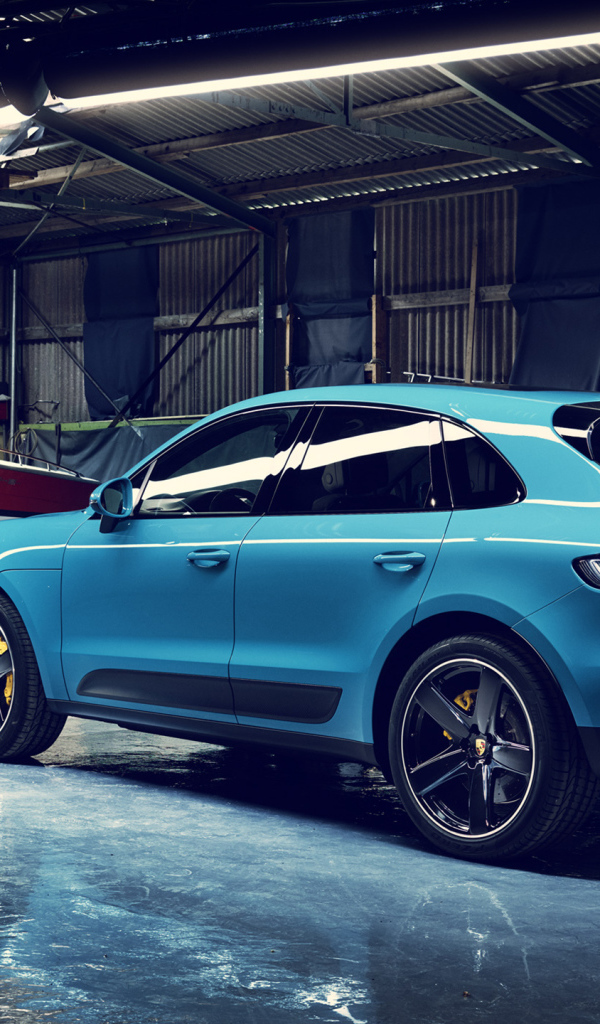 Голубой внедорожник Porsche Macan 2019 года вид сзади 