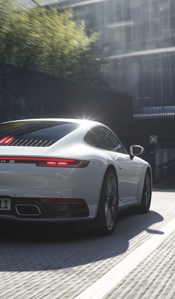 Автомобиль Porsche 911 Carrera 4 2019 года заезжает на парковку
