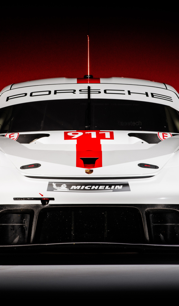 Спортивный автомобиль Porsche 911 RSR 2019 года на красном фоне