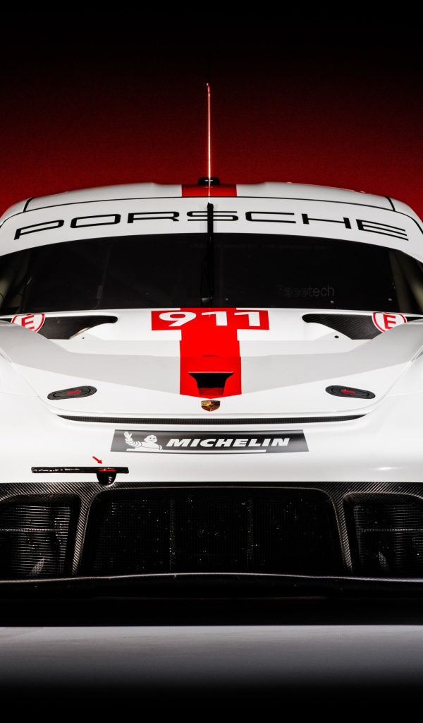 Спортивный автомобиль Porsche 911 RSR 2019 года на красном фоне