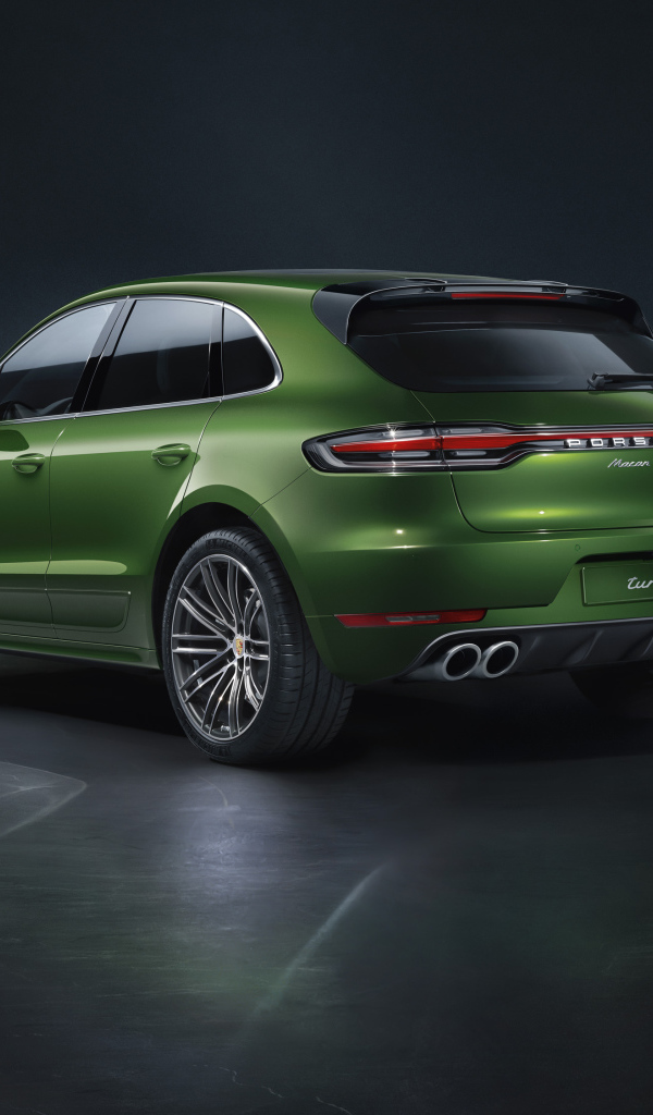 Зеленый автомобиль Porsche Macan Turbo 2019 года вид сзади
