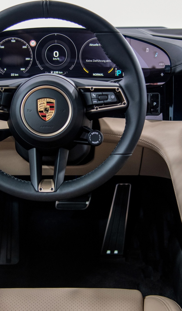 Салон автомобиля Porsche Taycan Turbo 2019 года 
