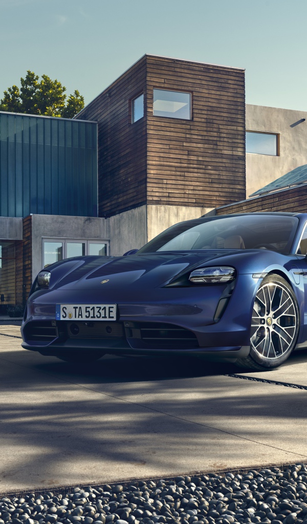 Автомобиль Porsche Taycan Turbo 2019 года стоит у дома