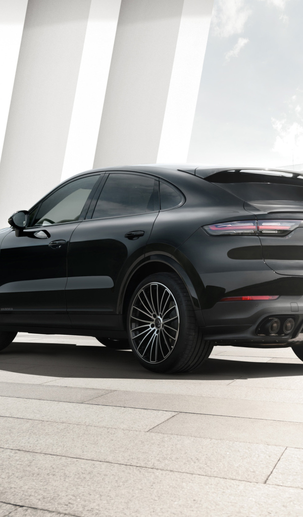 Черный автомобиль Porsche Cayenne Coupe 2019 года вид сзади