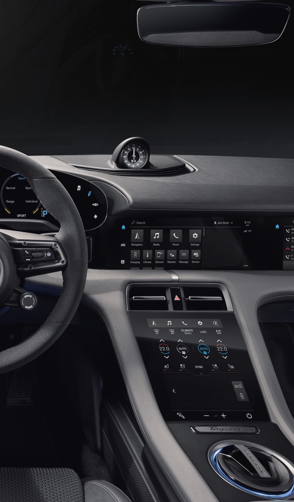 Черный кожаный салон автомобиля Porsche Taycan Turbo 2019 года