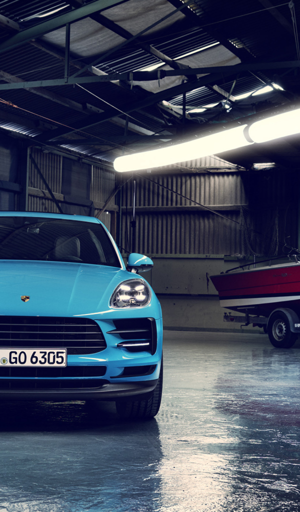 Синий автомобиль Porsche Macan 2019 года в гараже