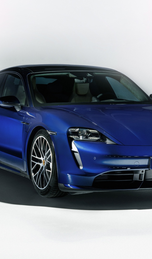 Синий автомобиль Porsche Taycan Turbo 2019 года на сером фоне