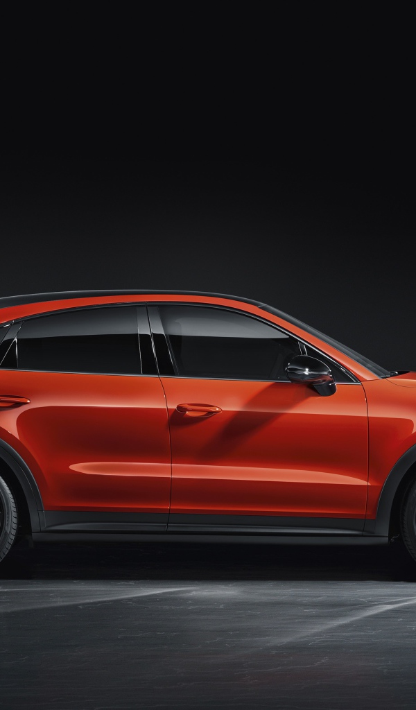 Автомобиль Porsche Cayenne Coupe 2019 года на сером фоне