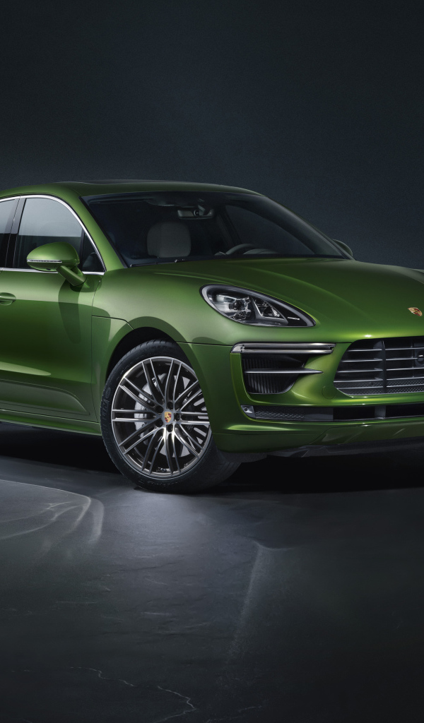 Зеленый автомобиль Porsche Macan Turbo 2019 года на сером фоне