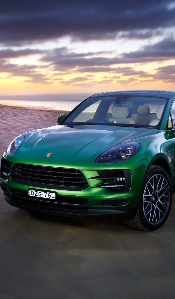 Зеленый автомобиль Porsche Macan S 2019 года на берегу океана 