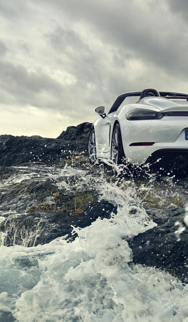Автомобиль Porsche 718 Spyder, 2019 года стоит у воды