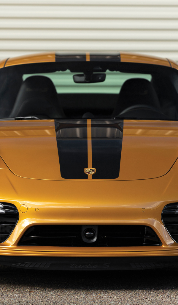 Автомобиль Porsche 911 Turbo S, 2018 года вид спереди