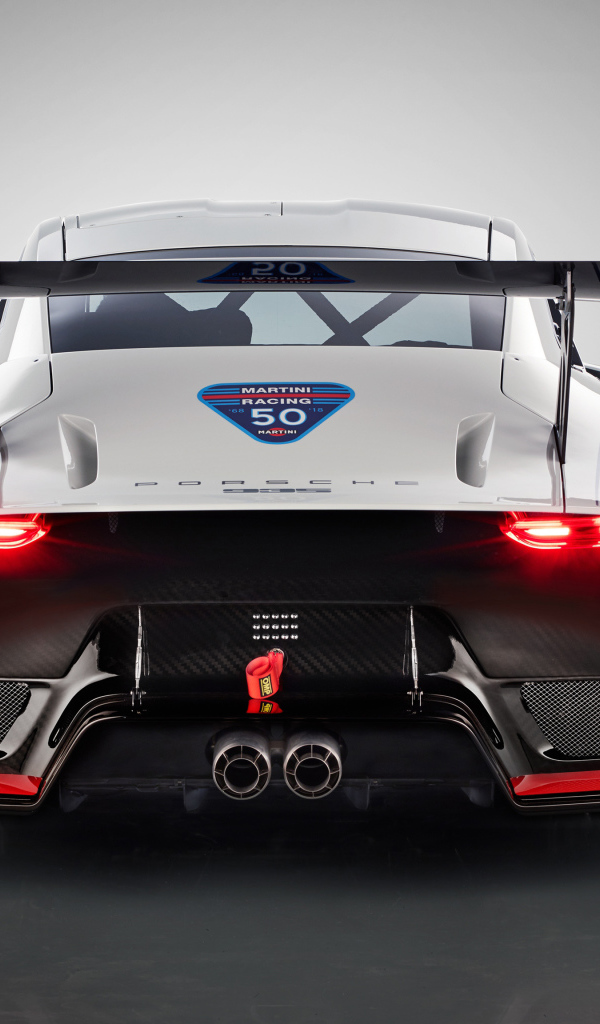 Автомобиль Porsche 935,  2019 года вид сзади