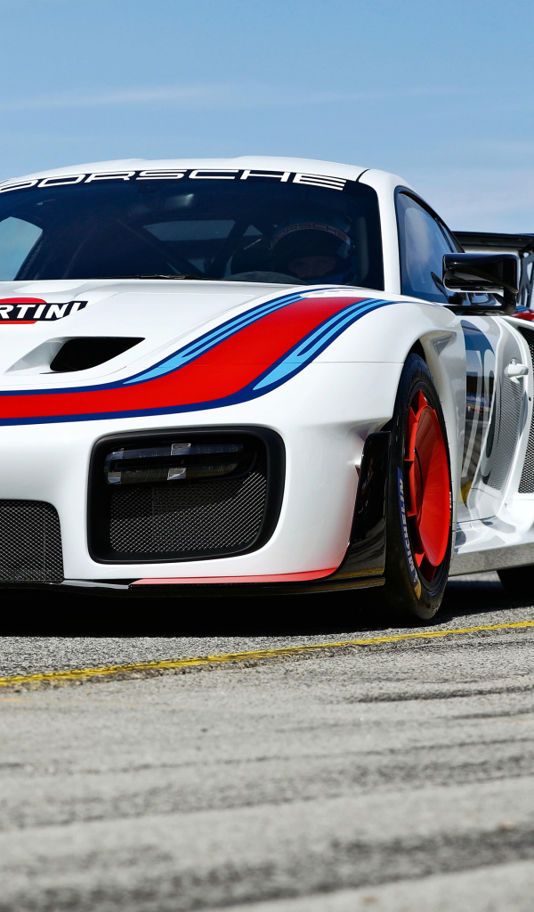 Гоночный автомобиль Porsche 935, 2019 года на трассе