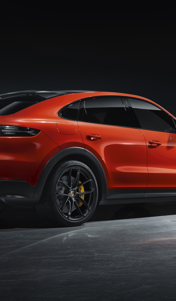 Красный автомобиль Porsche Cayenne Coupe 2019 года вид сзади