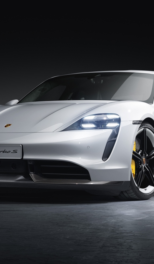 Серебристый автомобиль Porsche Taycan Turbo S 2019 года на сером фоне