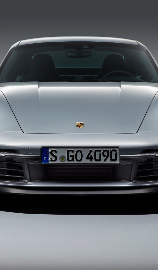 Серебристый автомобиль Porsche 911 Carrera 4S 2019 вид спереди