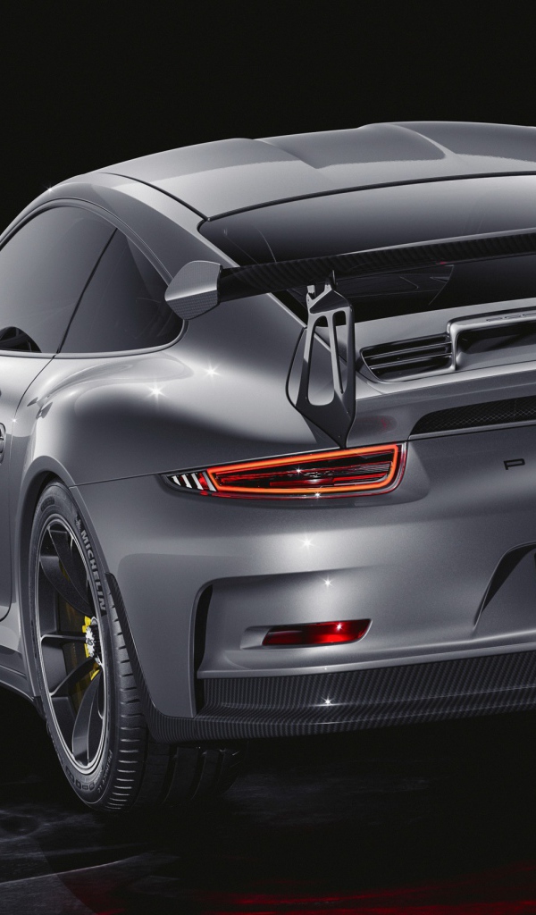 Серебристый автомобиль Porsche 911 GT3 RS CGI вид сзади