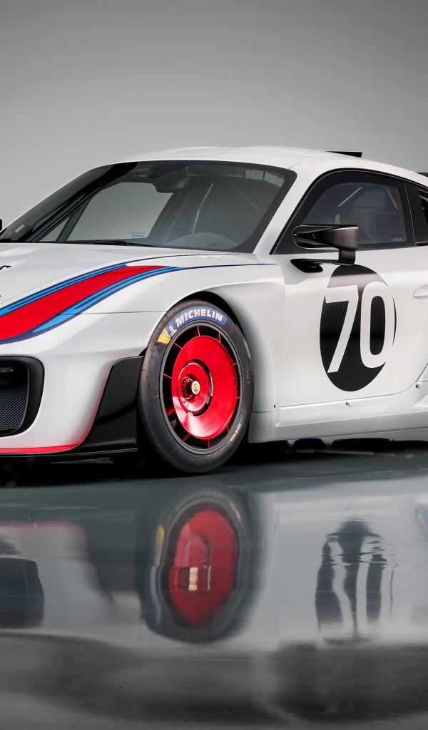 Спортивный автомобиль Porsche 935,  2019 года на сером фоне