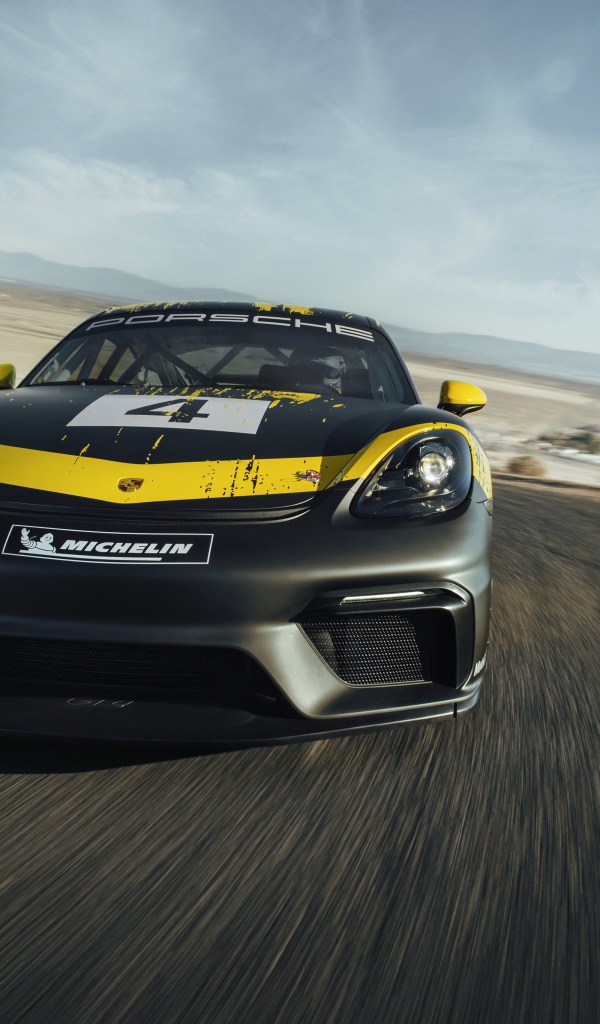 Спортивный автомобиль Porsche Cayman GT4 вид спереди