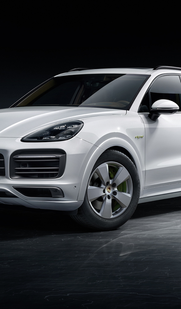 Белый внедорожник Porsche Cayenne E-Hybrid 2018 года на заправке 